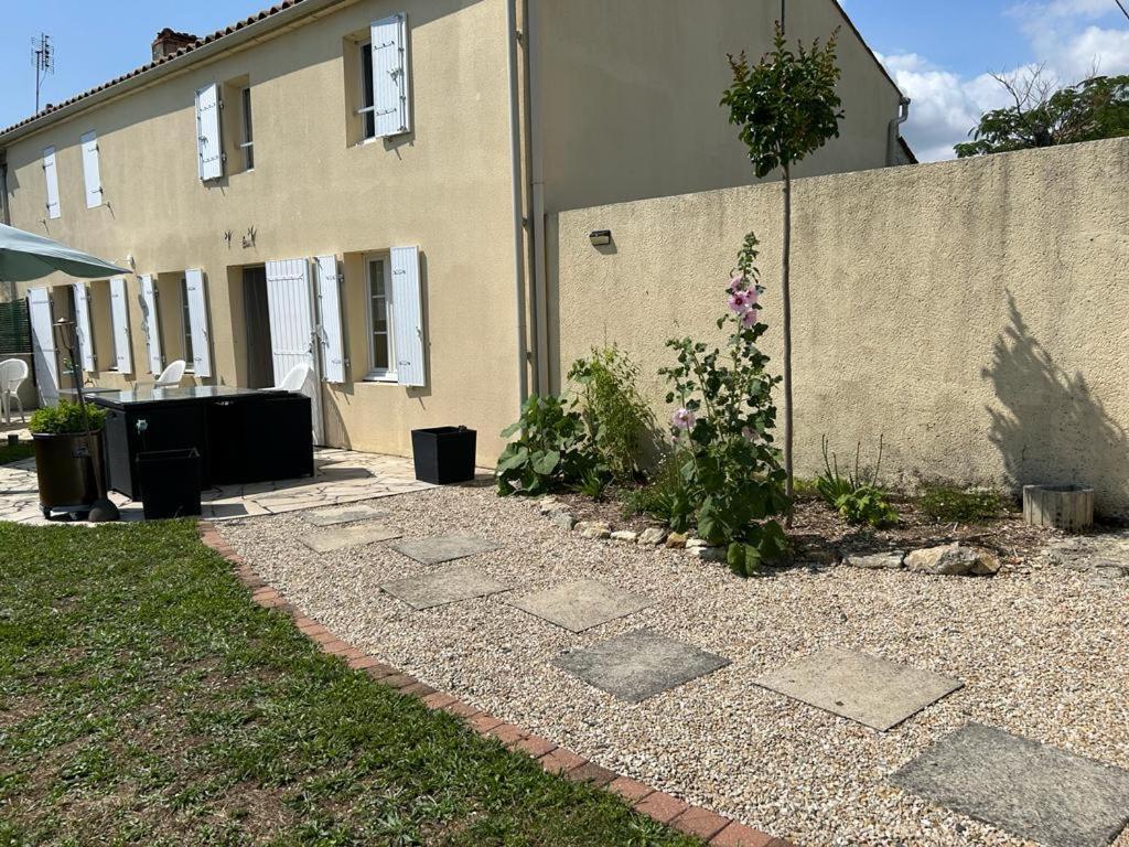 Вилла Les Tremieres Le Thou Экстерьер фото