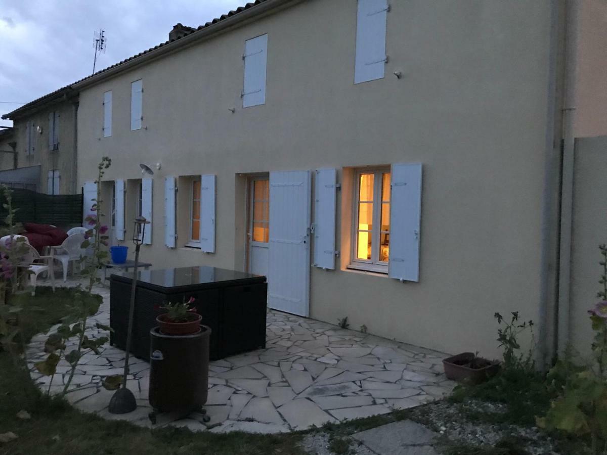 Вилла Les Tremieres Le Thou Экстерьер фото